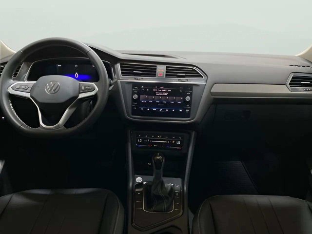 Used 2023 Volkswagen Tiguan SE w/ Panoramic Sunroof Package FWD image 13