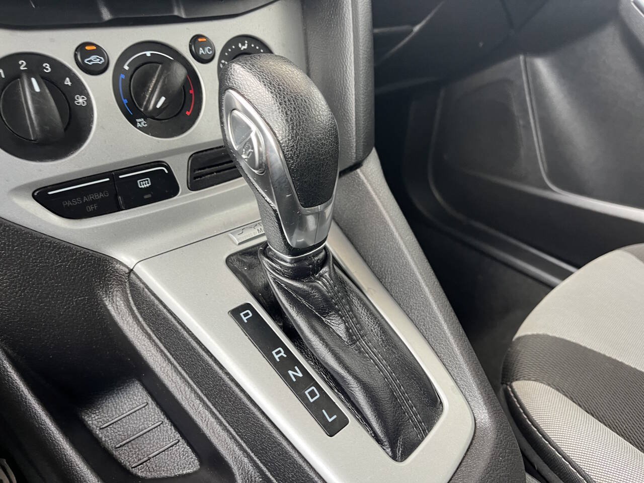 Used 2014 Ford Focus SE w/ SE Sport Package FWD image 25