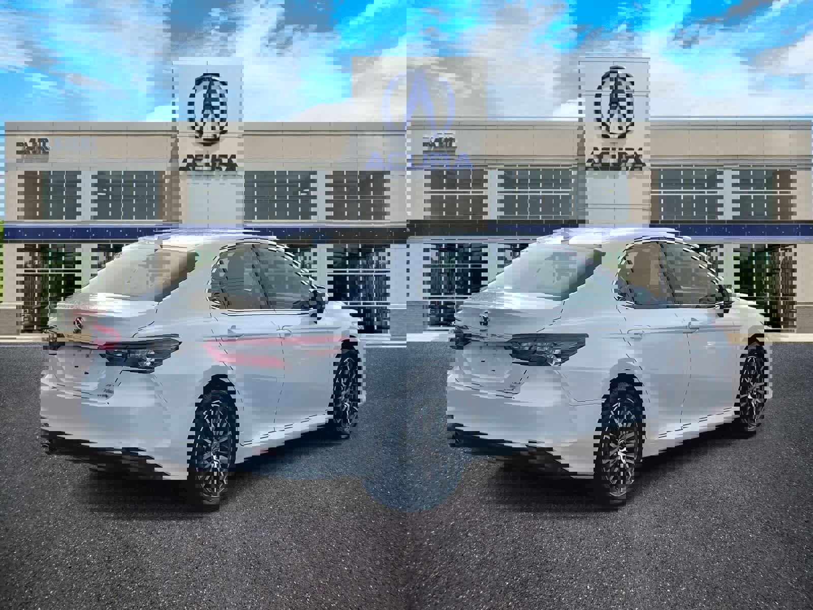 Used 2022 Toyota Camry XLE w/ Navigation Upgrade Package image 6