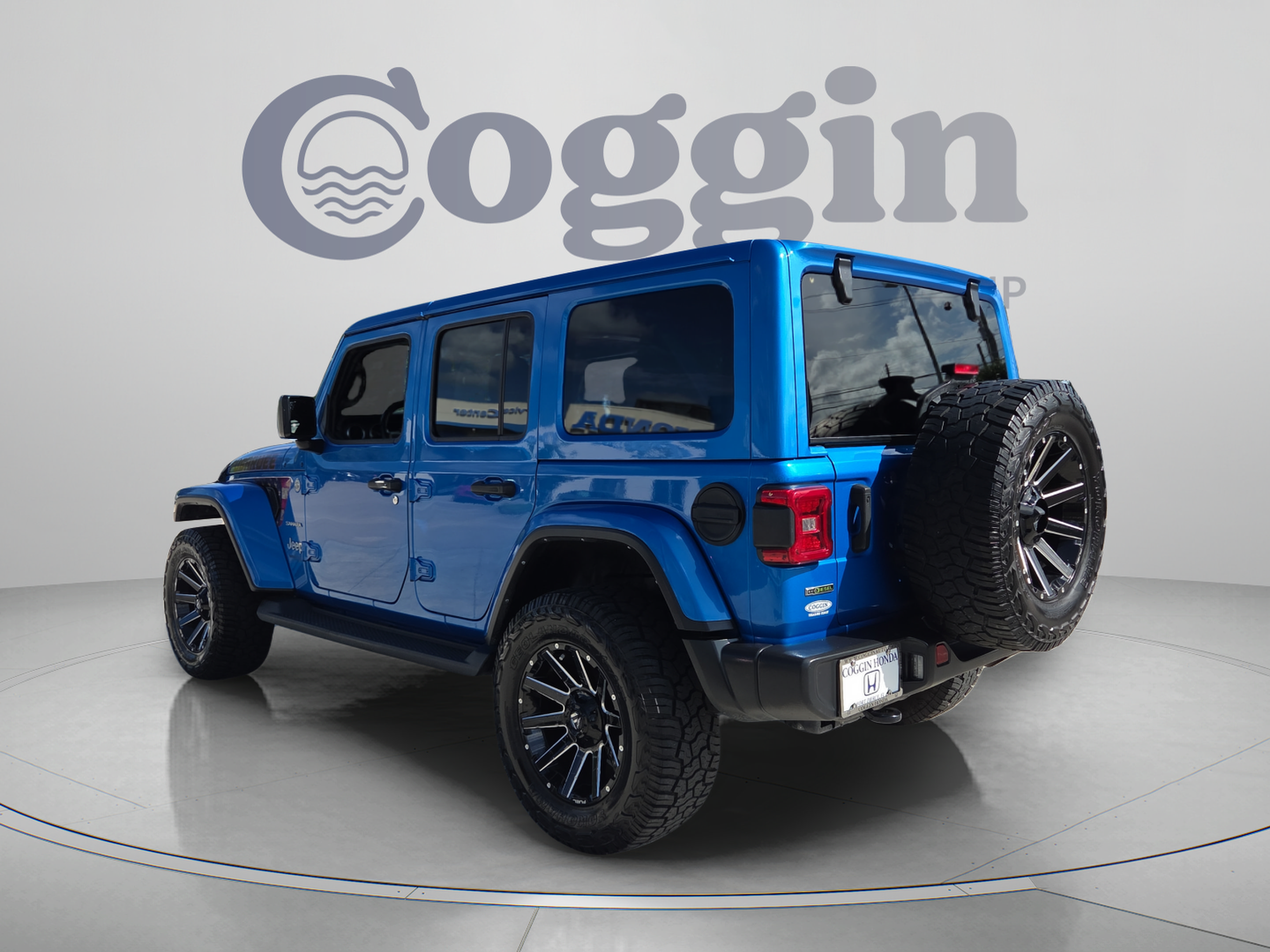 Used 2022 Jeep Wrangler Unlimited Sahara w/ LED Lighting Group AWD/4WD image 3