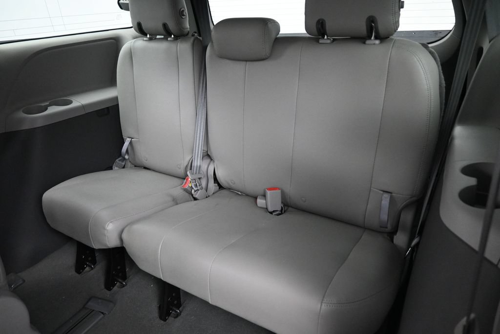 Used 2020 Toyota Sienna L FWD image 29