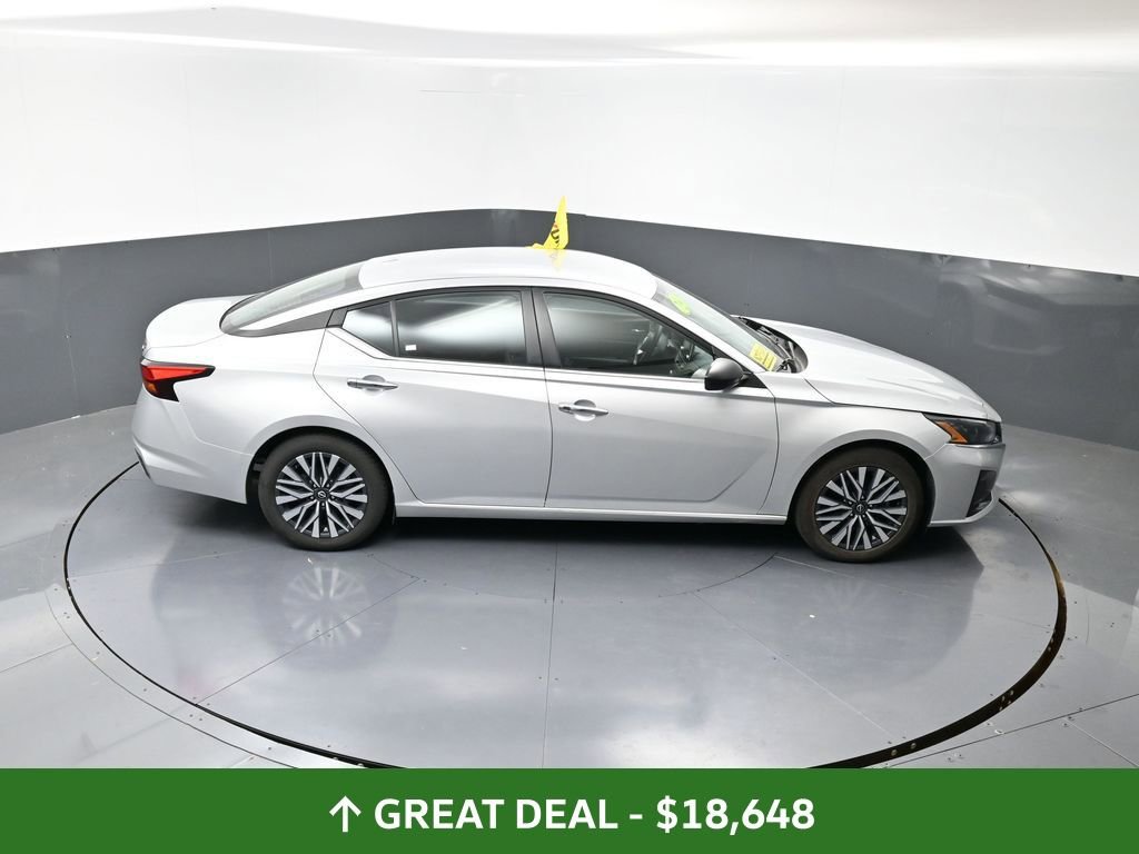 Used 2024 Nissan Altima 2.5 SV image 14