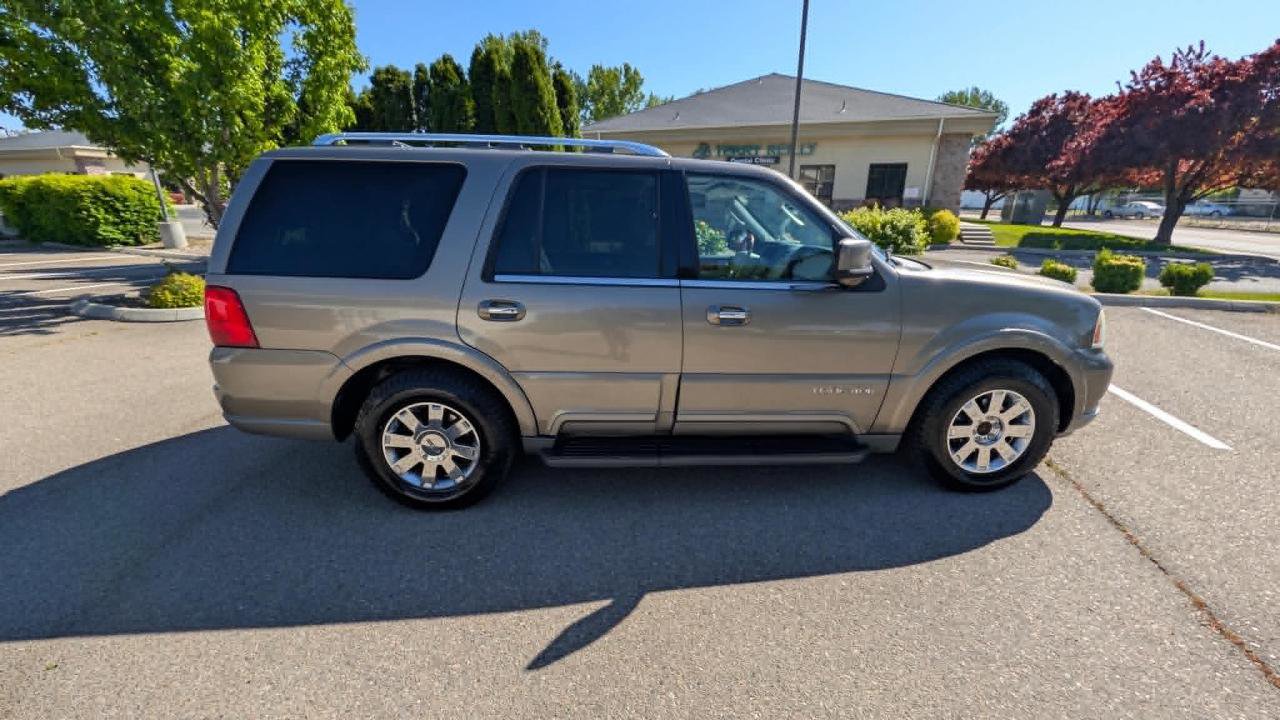 Used 2004 Lincoln Navigator Luxury AWD/4WD image 6