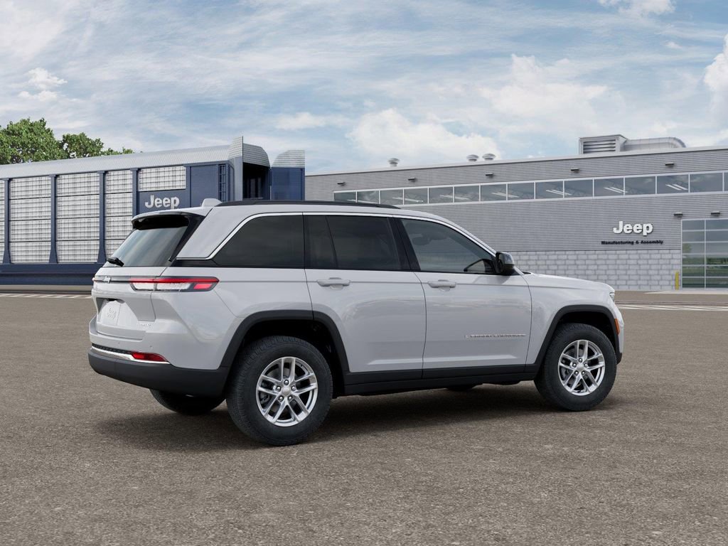 New 2026 Jeep Grand Cherokee Laredo image 4