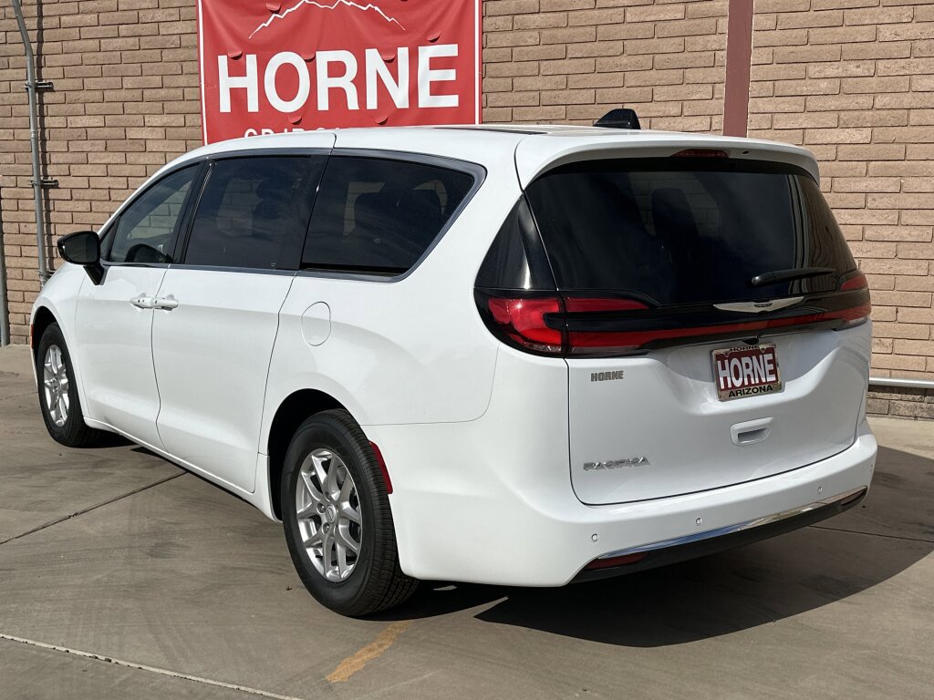 New 2026 Chrysler Pacifica Select image 3