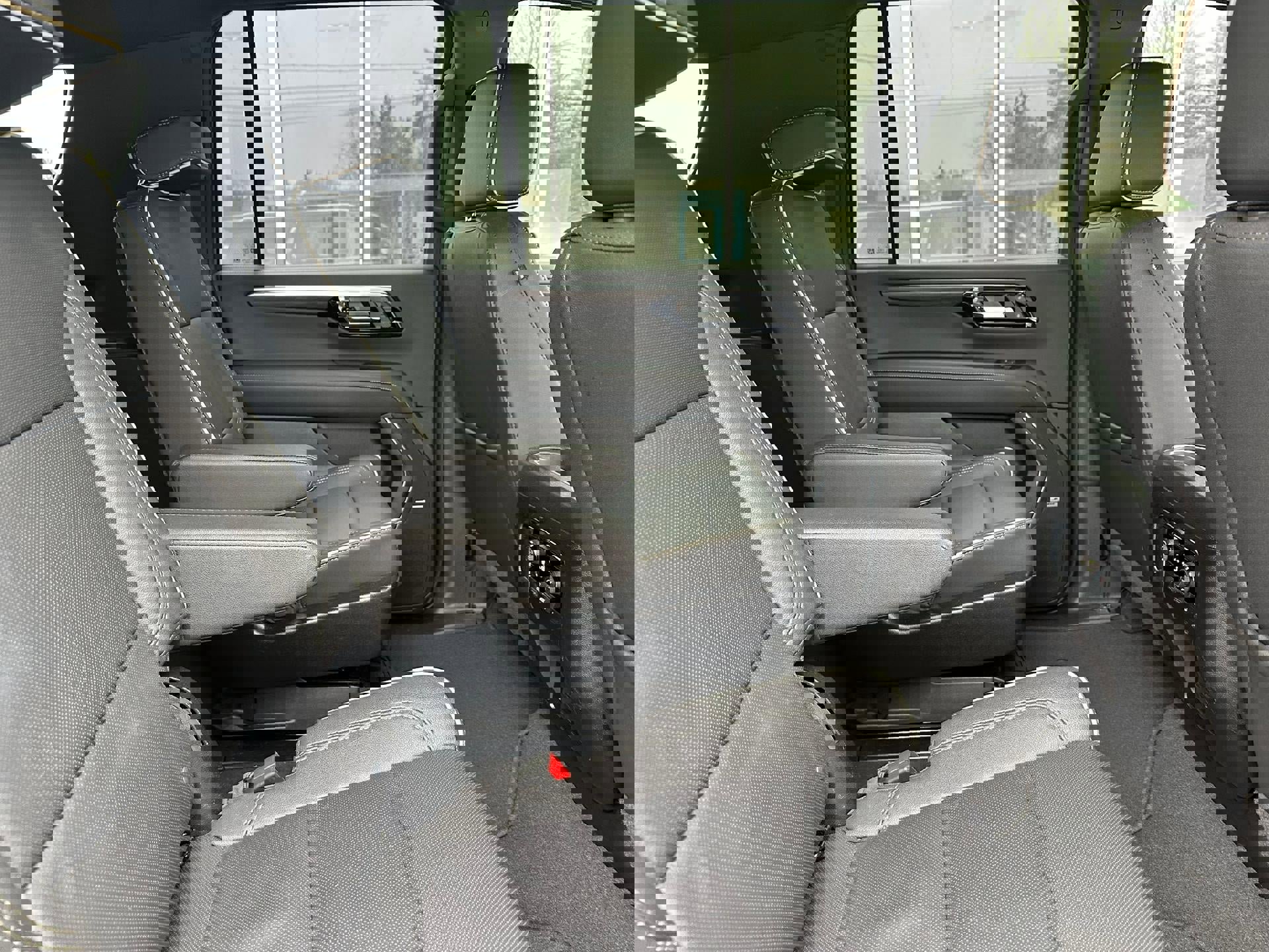 Certified 2025 Chevrolet Suburban Premier image 39