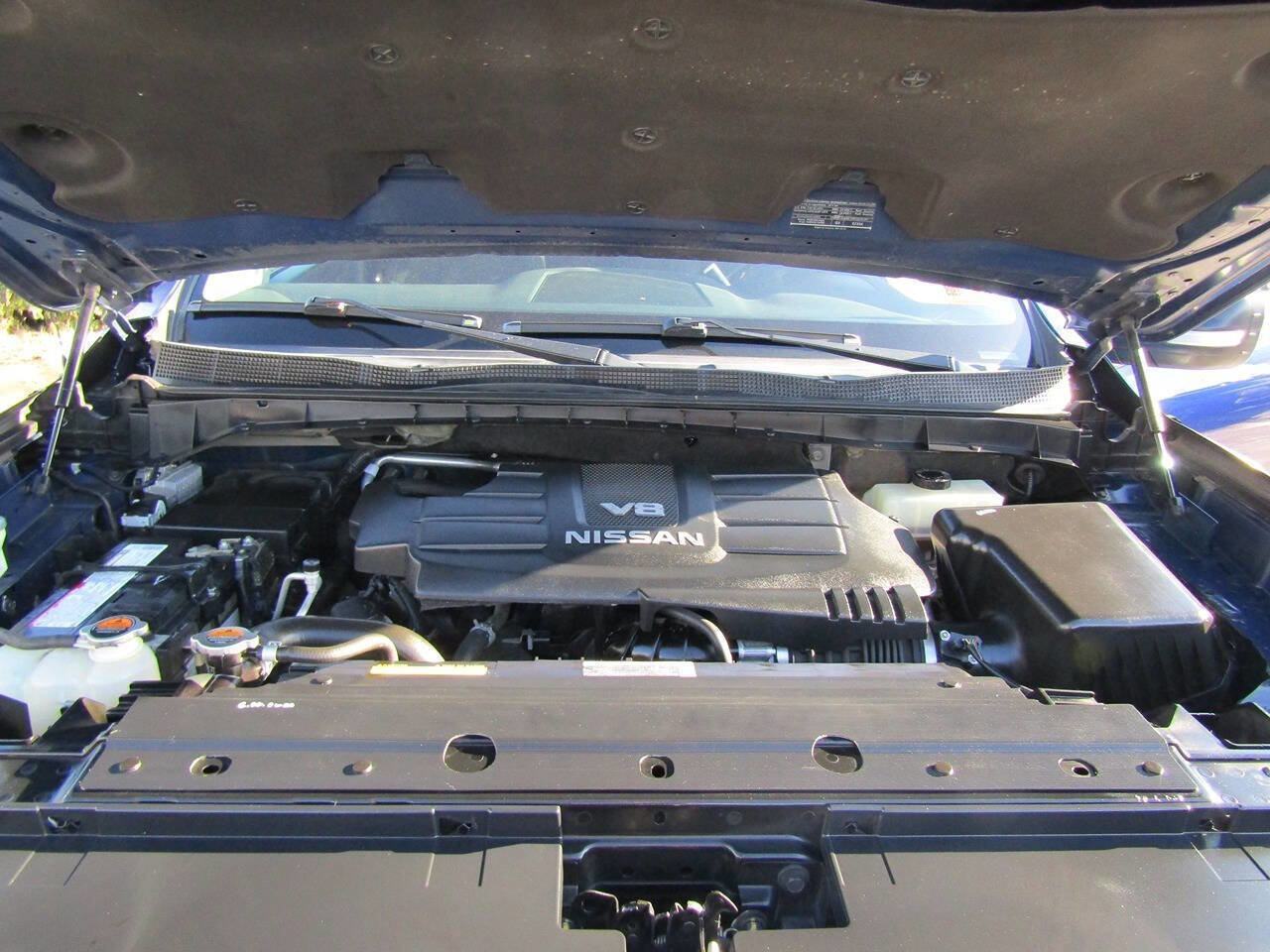 Used 2017 Nissan Titan SV image 11