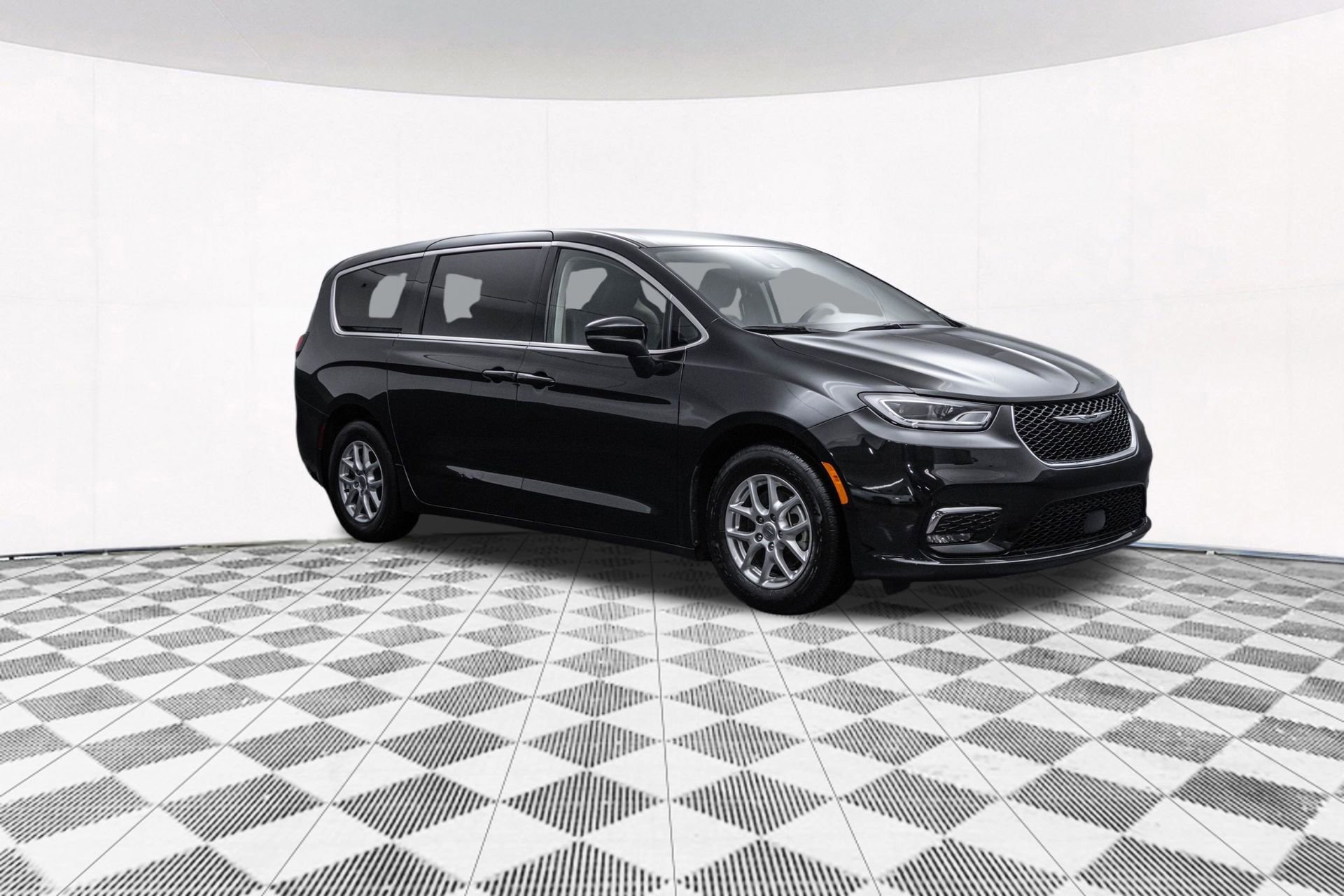Used 2023 Chrysler Pacifica Touring-L image 15