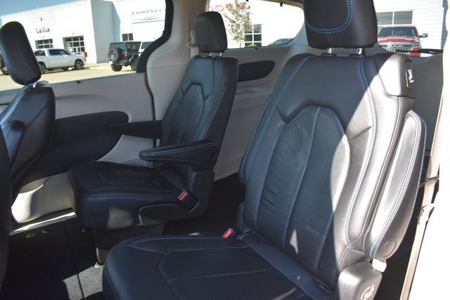 Used 2021 Chrysler Pacifica Touring-L AWD/4WD image 14