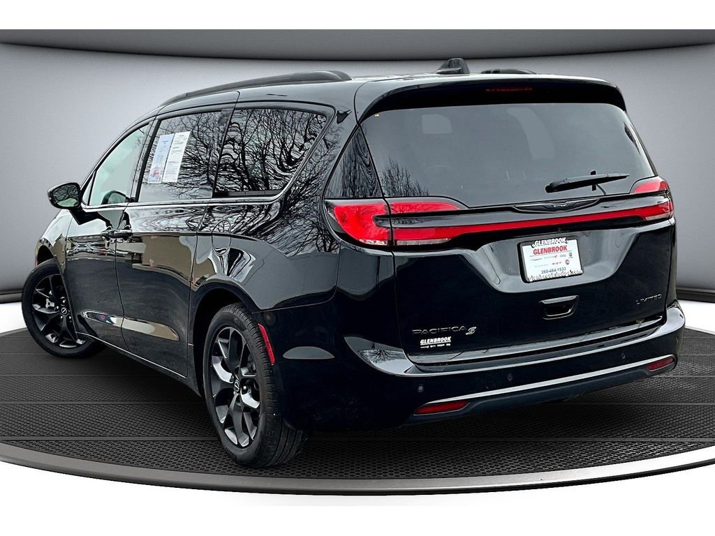 Used 2025 Chrysler Pacifica Limited image 2