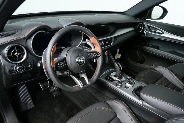 New 2025 Alfa Romeo Stelvio Sprint image 3