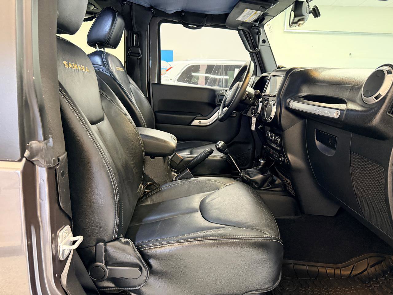 Used 2014 Jeep Wrangler Sahara w/ Connectivity Group AWD/4WD image 27