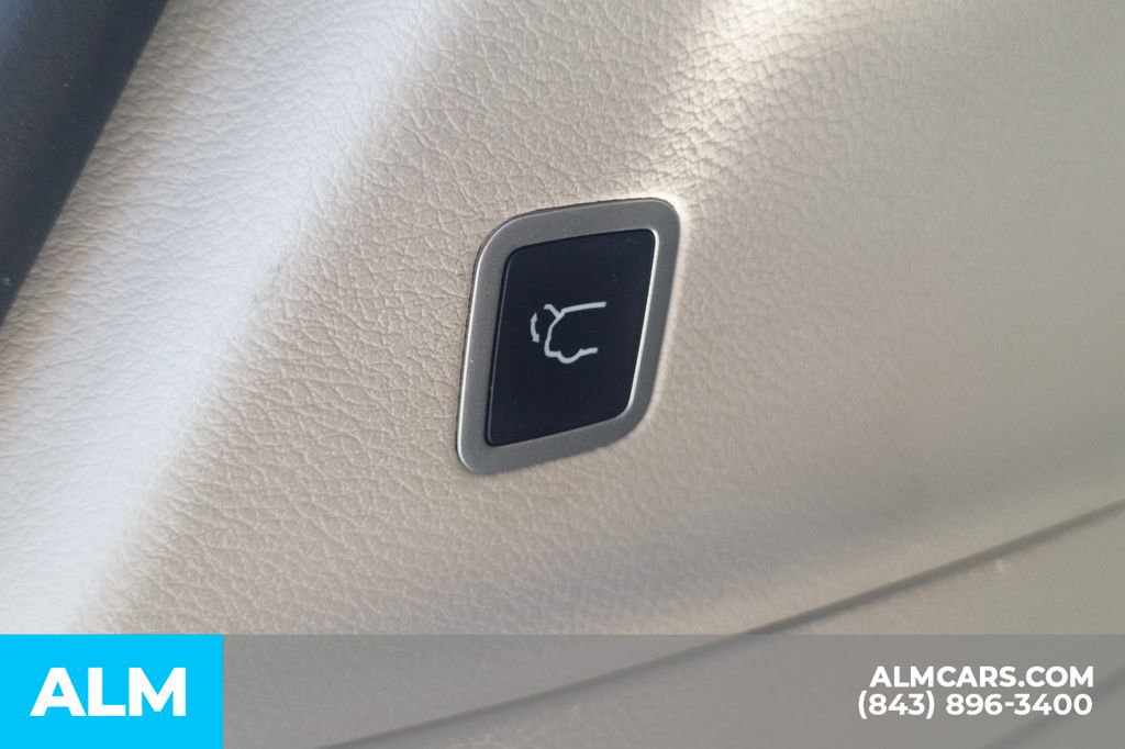 Used 2023 Chrysler Pacifica Touring-L image 9