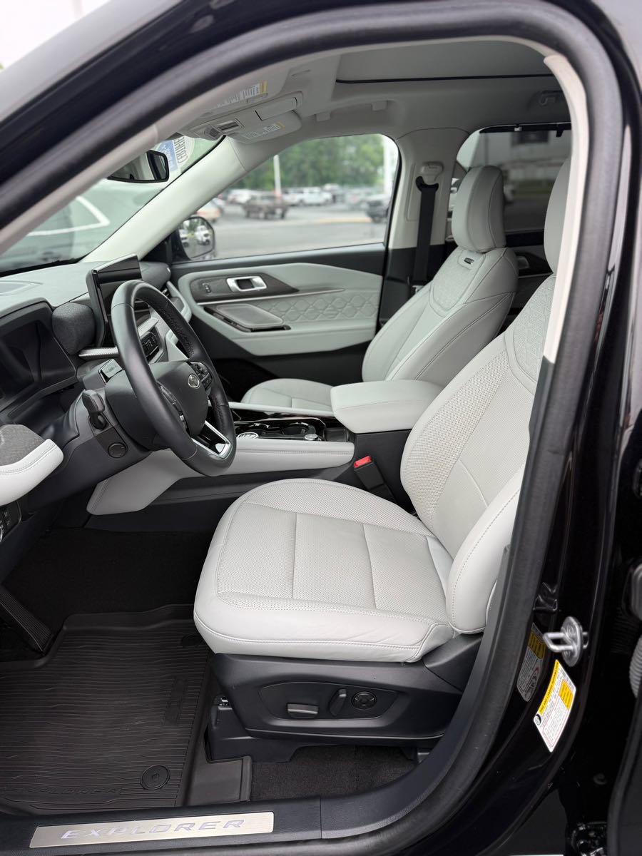 Used 2025 Ford Explorer Platinum w/ LUX Leather Package AWD/4WD image 10