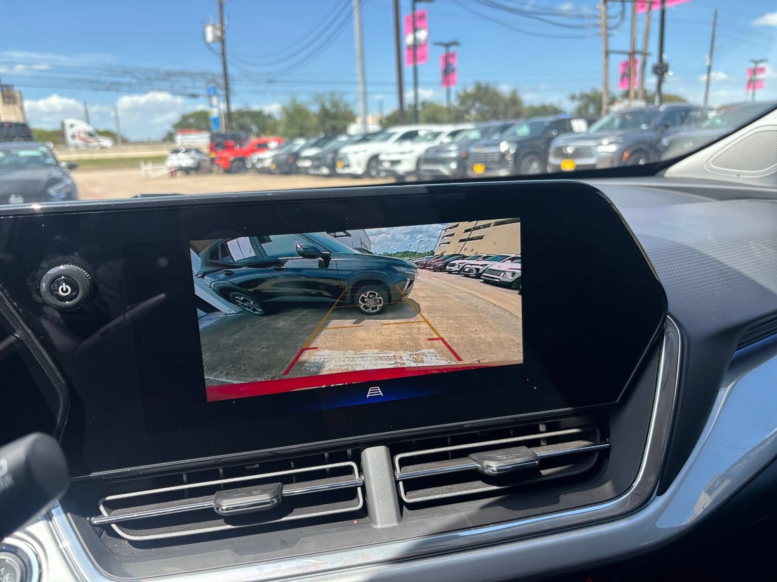 Used 2025 Chevrolet Trax LT FWD image 18