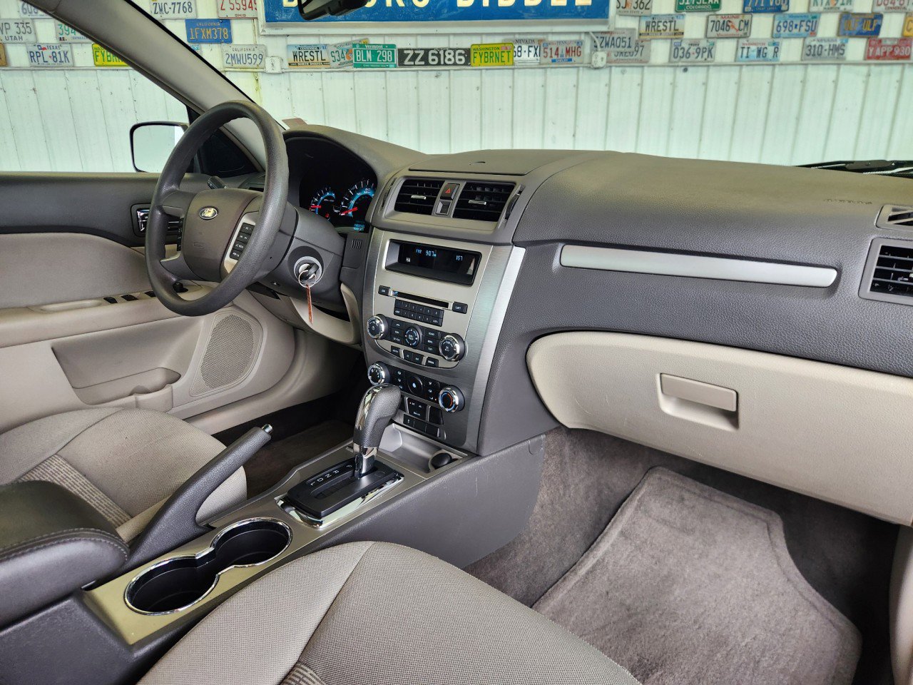 Used 2010 Ford Fusion SE FWD image 2