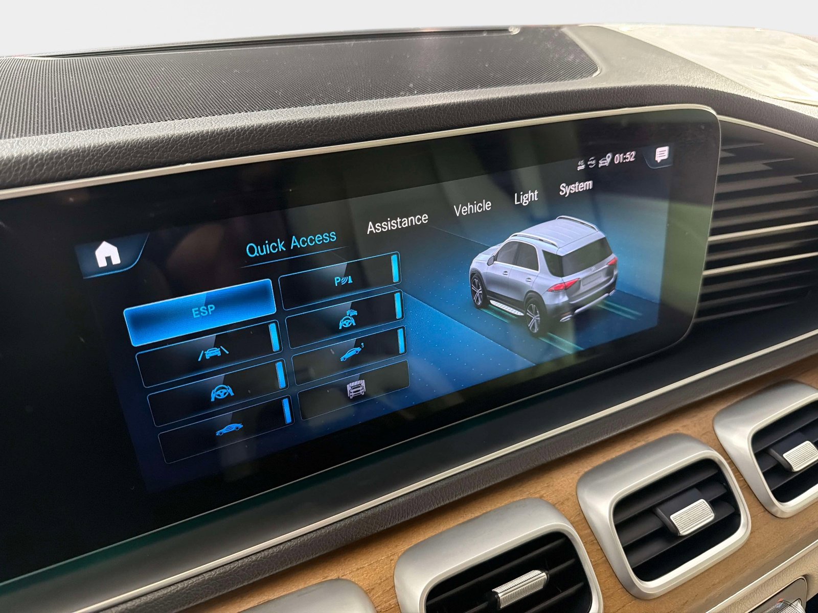 Used 2025 Mercedes-Benz GLC 350e 4MATIC image 39