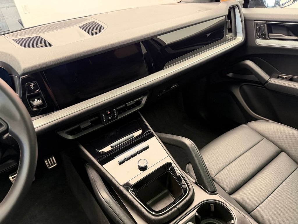 Used 2025 Porsche Cayenne S AWD/4WD image 11