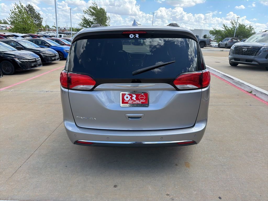 Used 2017 Chrysler Pacifica Touring-L image 4