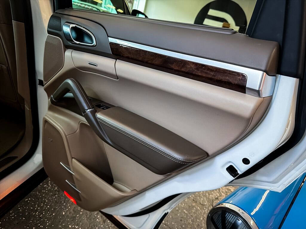 Used 2013 Porsche Cayenne S image 25