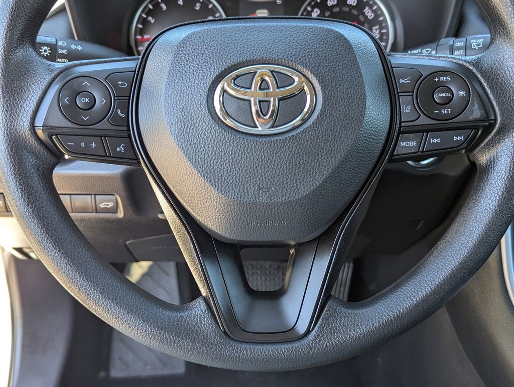Used 2022 Toyota RAV4 XLE w/ Convenience Package FWD image 5