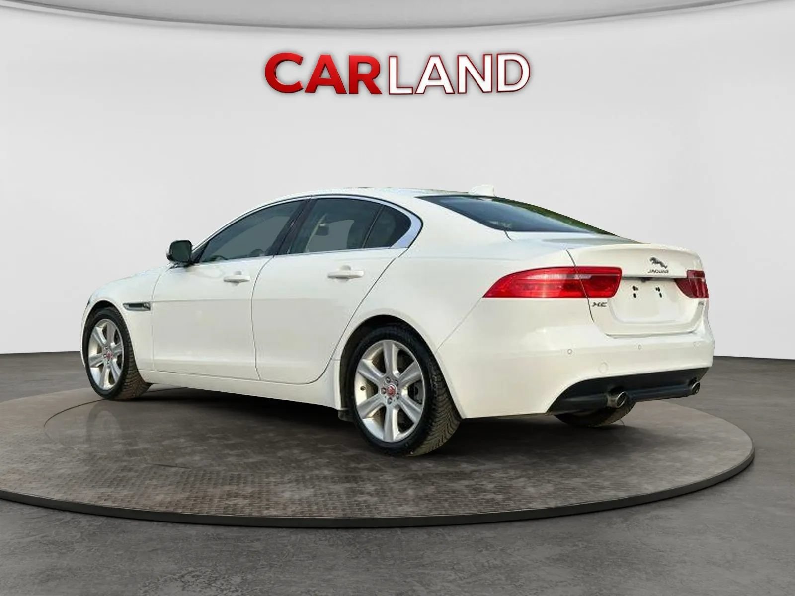 Used 2018 Jaguar XE Prestige RWD image 4