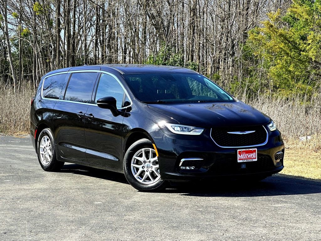 Used 2024 Chrysler Pacifica Touring FWD image 2