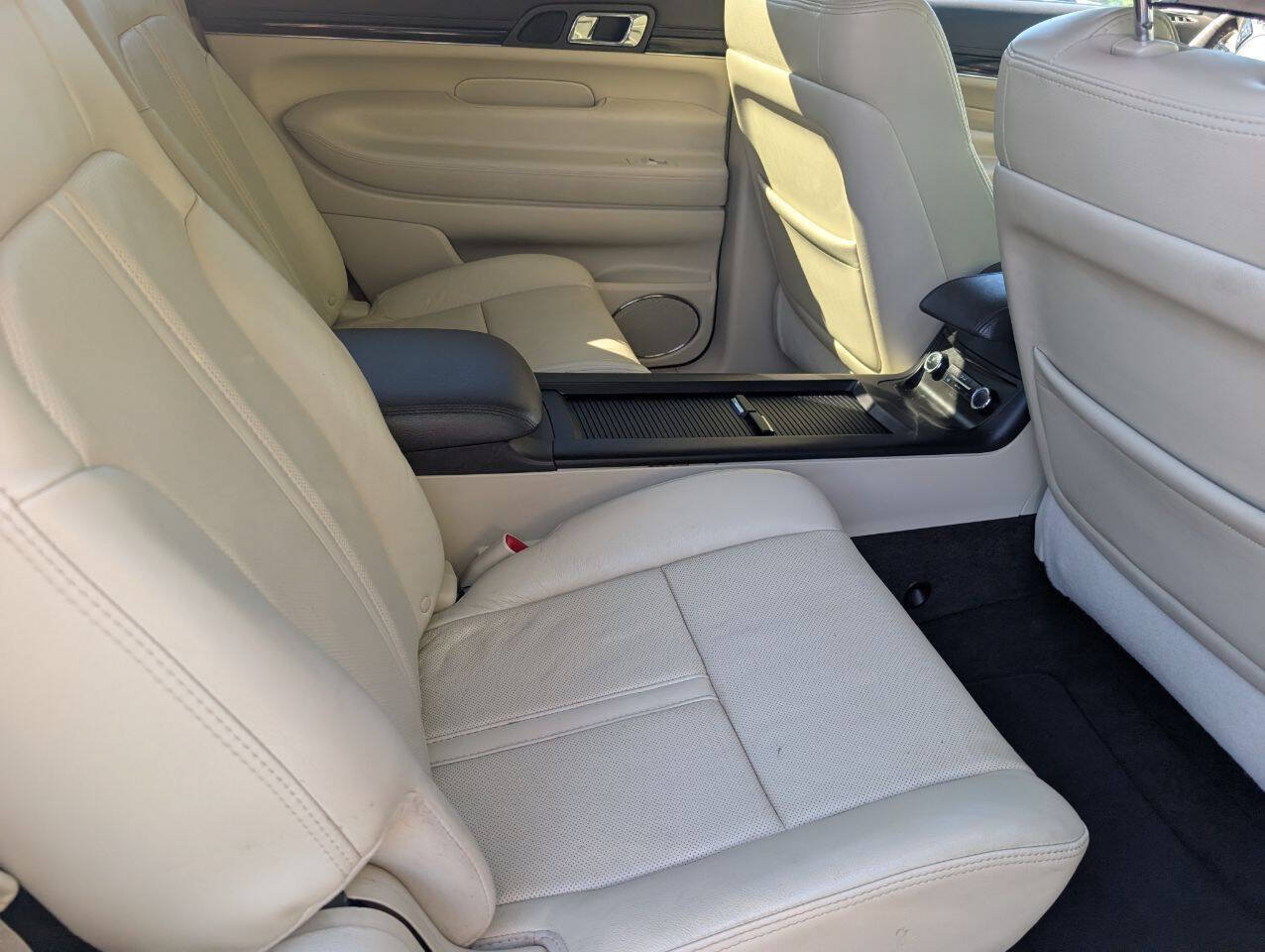 Used 2013 Lincoln MKT AWD image 4