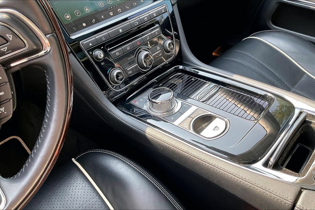 Used 2018 Jaguar XJ R-Sport RWD image 18