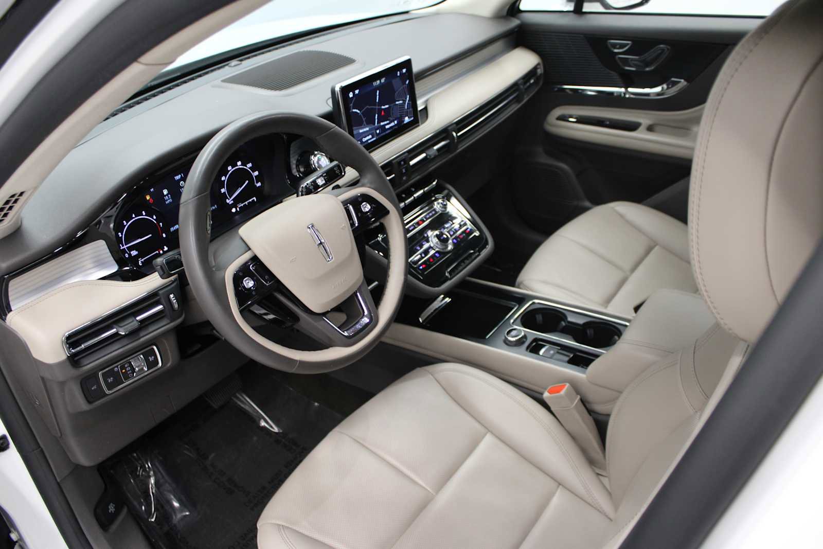 Used 2022 Lincoln Corsair AWD w/ Equipment Group 101A image 6