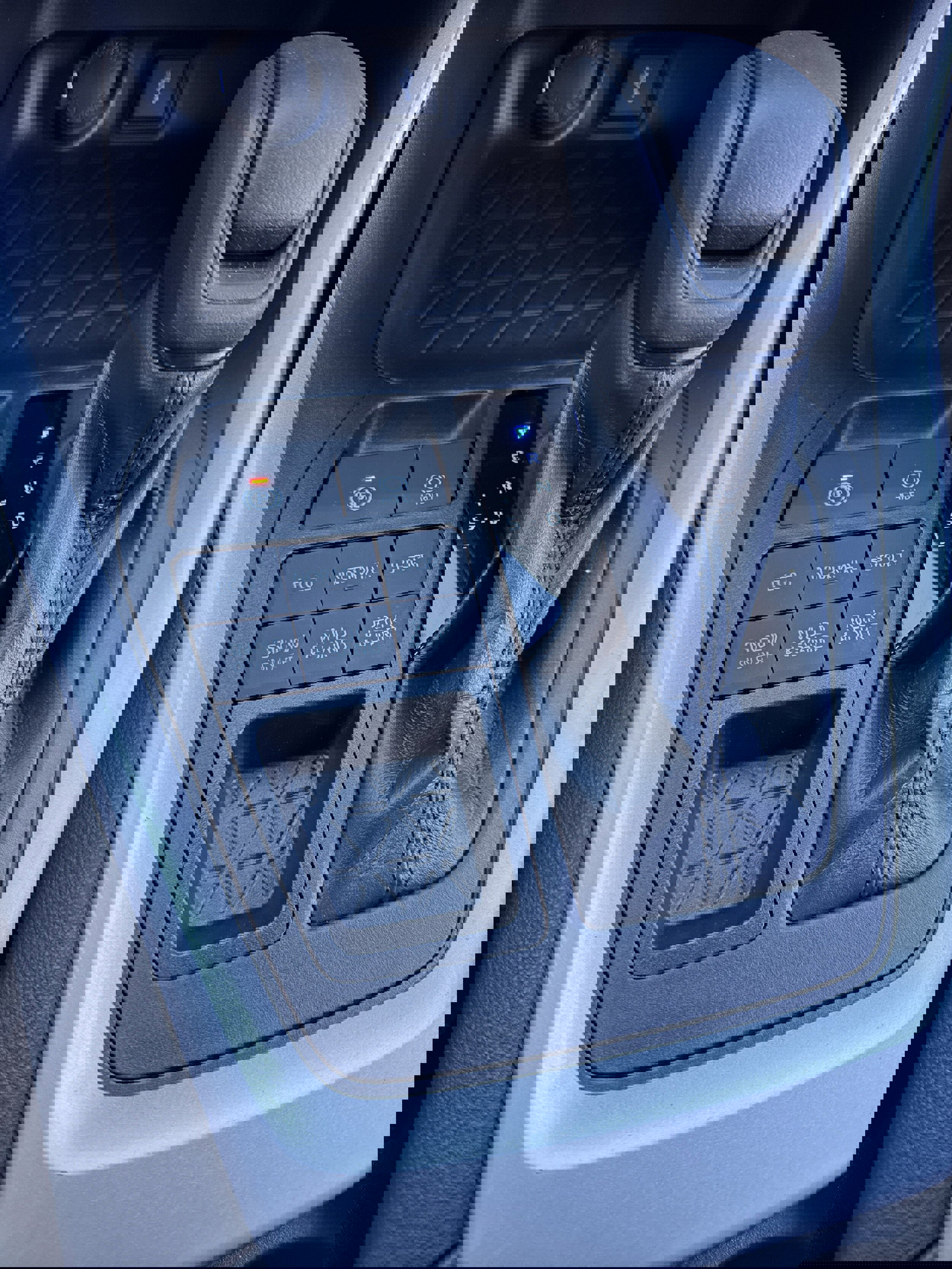 Used 2020 Toyota RAV4 LE image 17