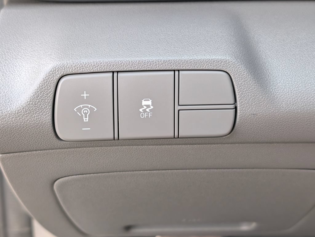 Certified 2025 Hyundai Elantra Sport FWD image 28