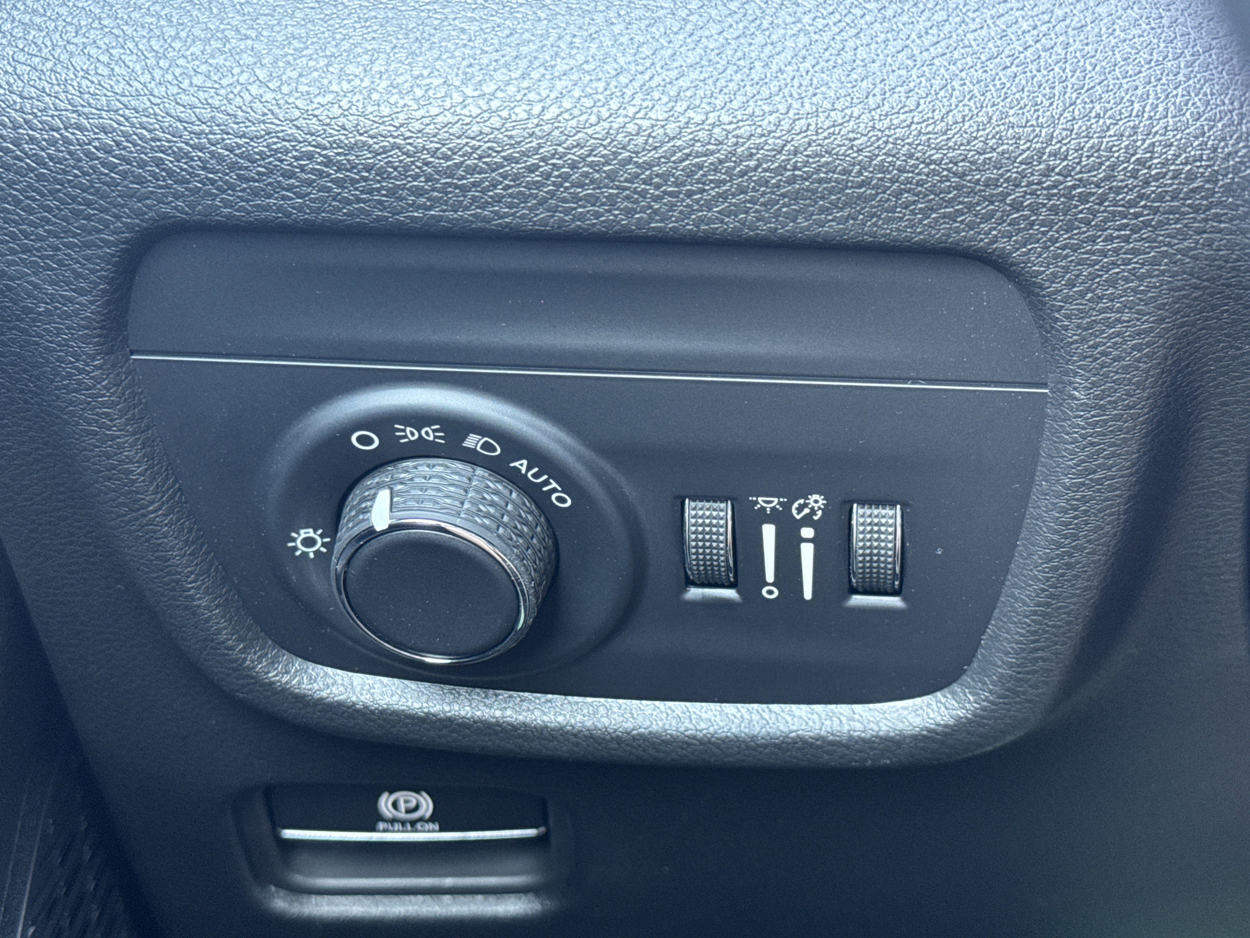 New 2025 Jeep Grand Cherokee Laredo w/ Luxury Tech Group I RWD image 15