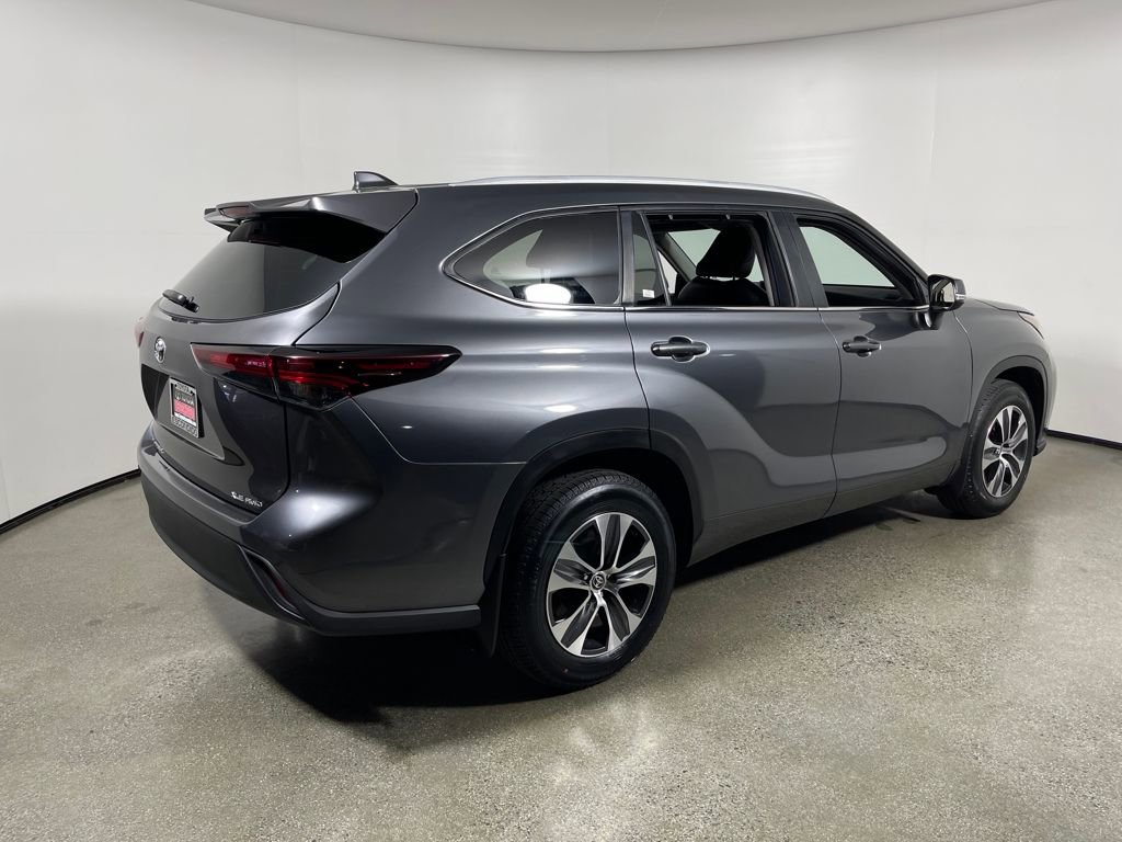 Used 2024 Toyota Highlander XLE AWD/4WD image 3
