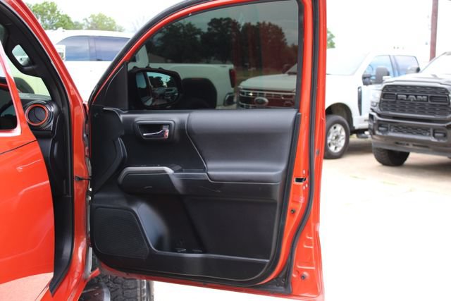 Used 2016 Toyota Tacoma TRD Off-Road w/ Premium & Technology Package AWD/4WD image 35