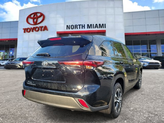 Used 2025 Toyota Highlander XLE AWD/4WD image 4