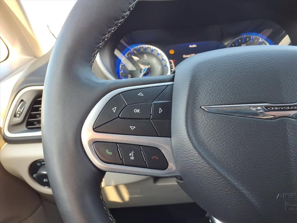 Used 2024 Chrysler Pacifica Touring-L image 28