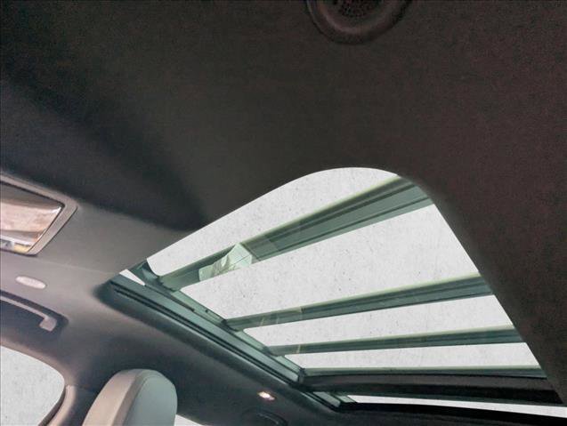 Used 2023 Land Rover Defender 130 X-Dynamic SE image 14