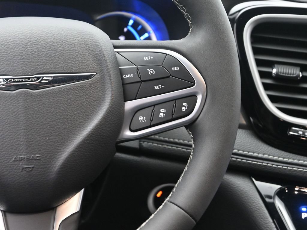 Used 2025 Chrysler Pacifica Select w/ Uconnect Theater Family Group image 29