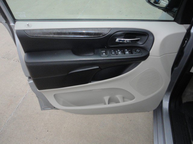 Used 2015 Dodge Grand Caravan SXT image 3
