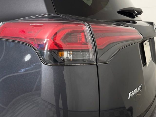 Used 2018 Toyota RAV4 SE w/ Power Extra Value Package AWD/4WD image 17