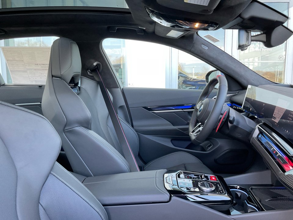 Used 2026 BMW M5 w/ Executive Package image 30