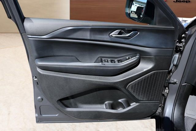 Used 2025 Jeep Grand Cherokee Laredo X image 11