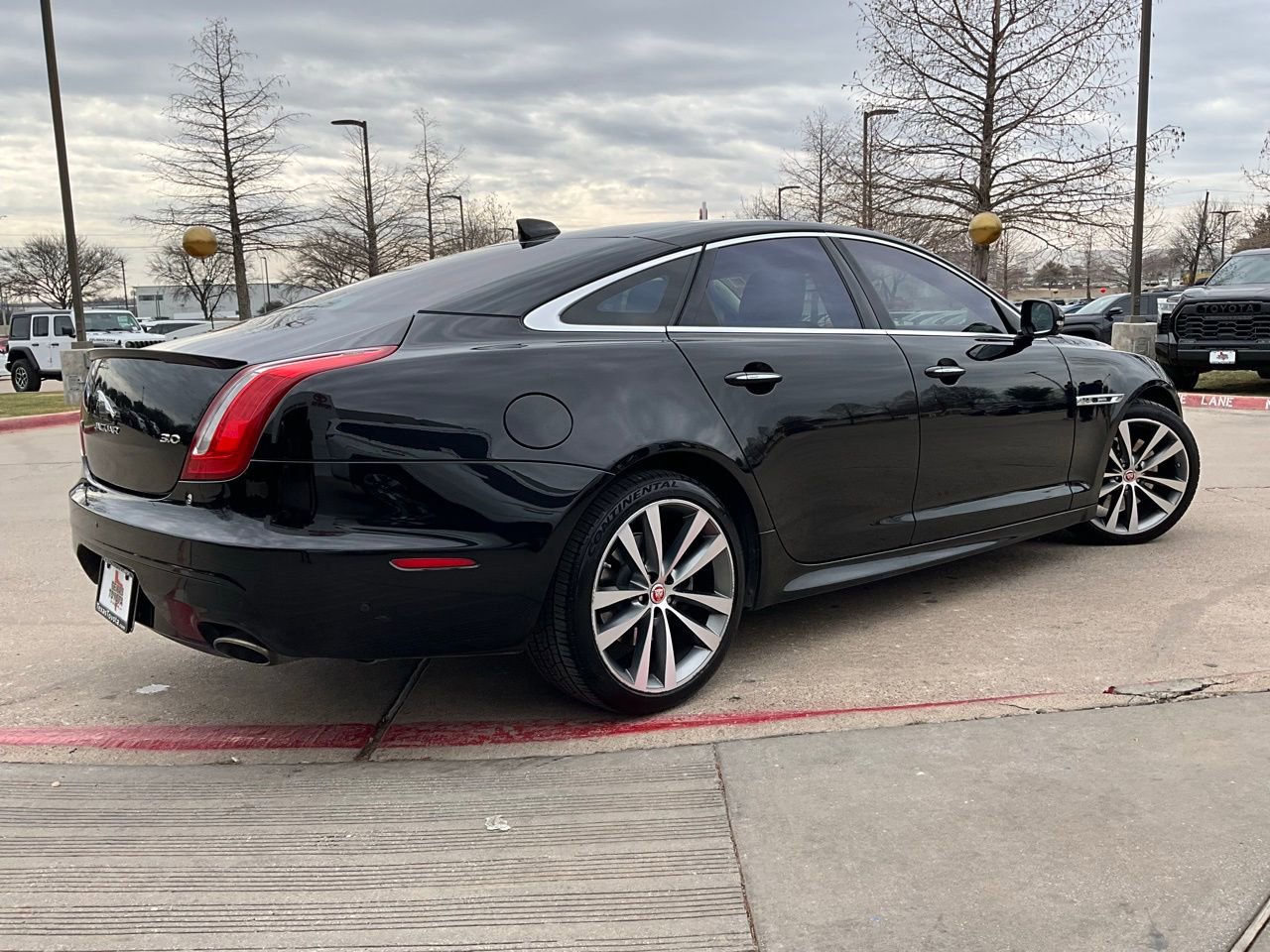 Used 2016 Jaguar XJ R-Sport image 6