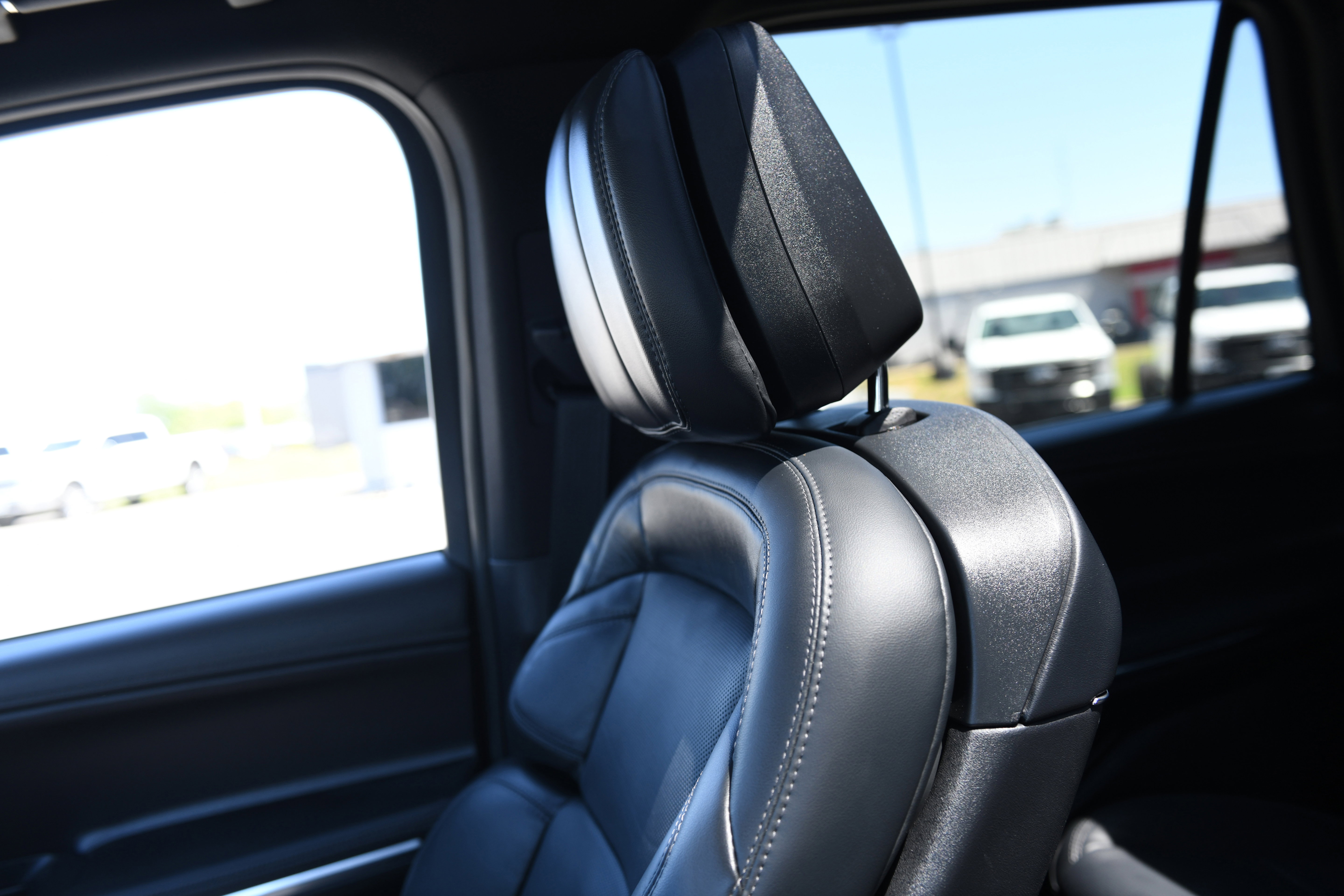 Used 2025 Lincoln Navigator Reserve w/ Jet Appearance Package image 37