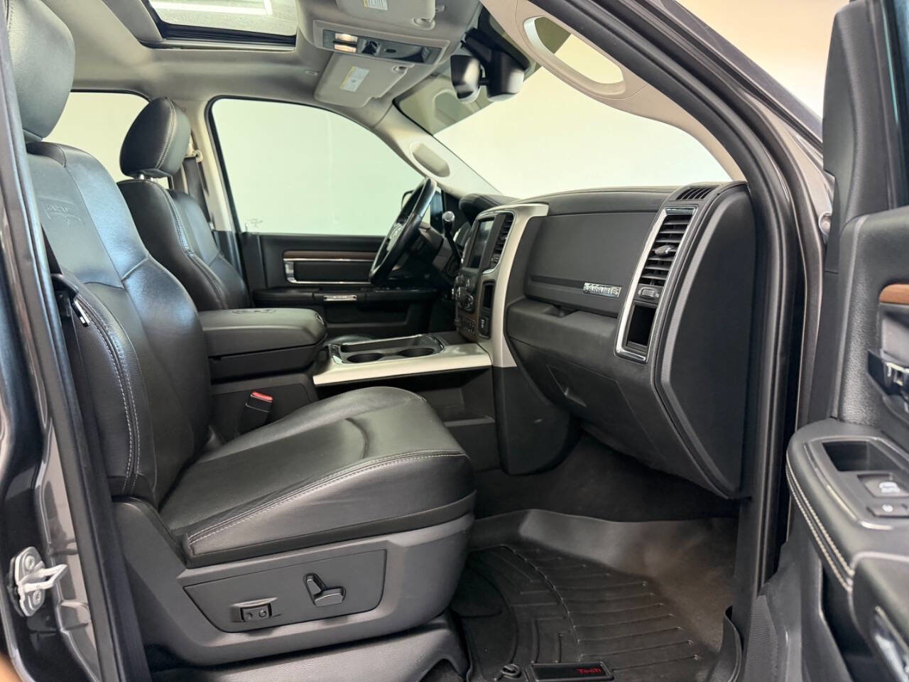 Used 2017 RAM 3500 Laramie w/ Sport Appearance Group AWD/4WD image 25