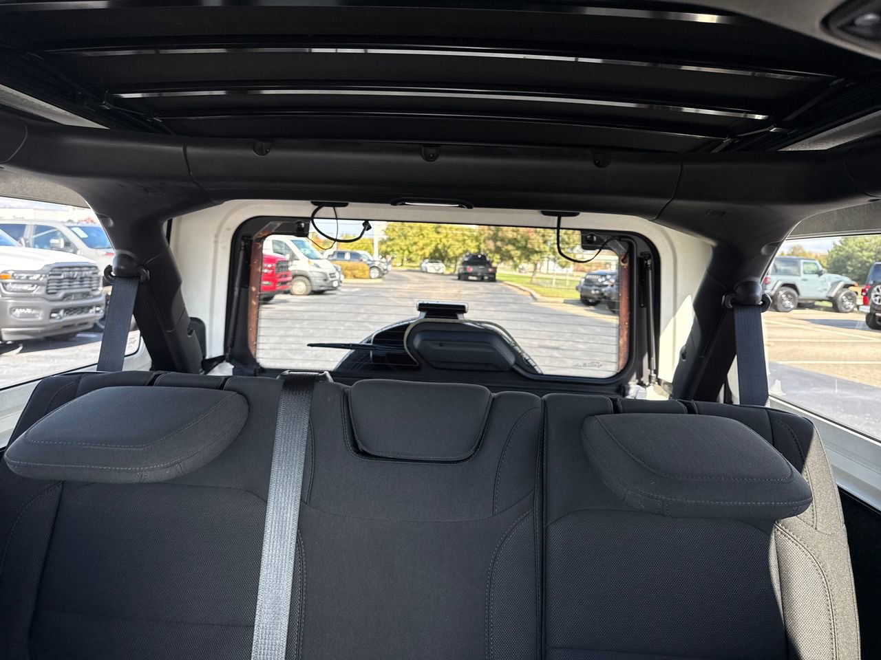 Used 2018 Jeep Wrangler Unlimited Sahara image 29