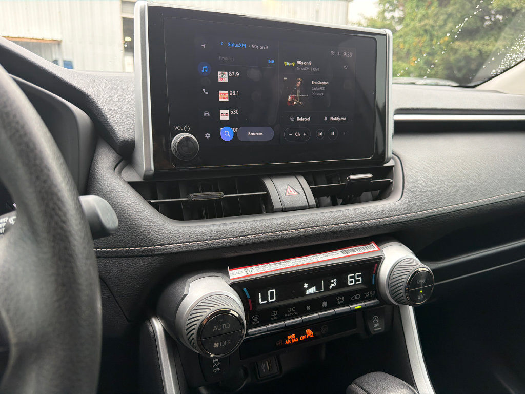 Used 2025 Toyota RAV4 XLE FWD image 32