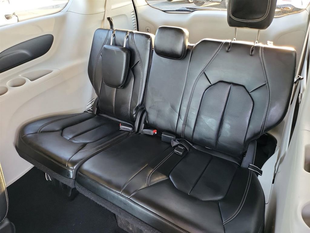 Used 2023 Chrysler Pacifica Touring-L FWD image 39