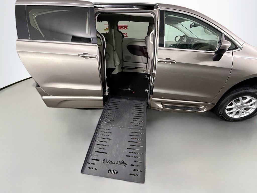 Used 2017 Chrysler Pacifica Touring Plus image 29